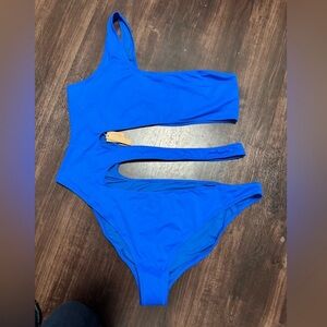 Skims one shoulder monokini